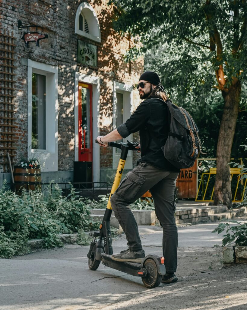 hombre+patinete+electrico