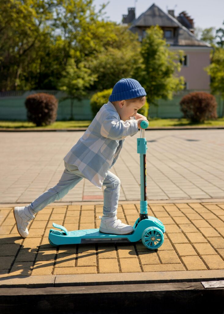 nino+pequeño+patinete