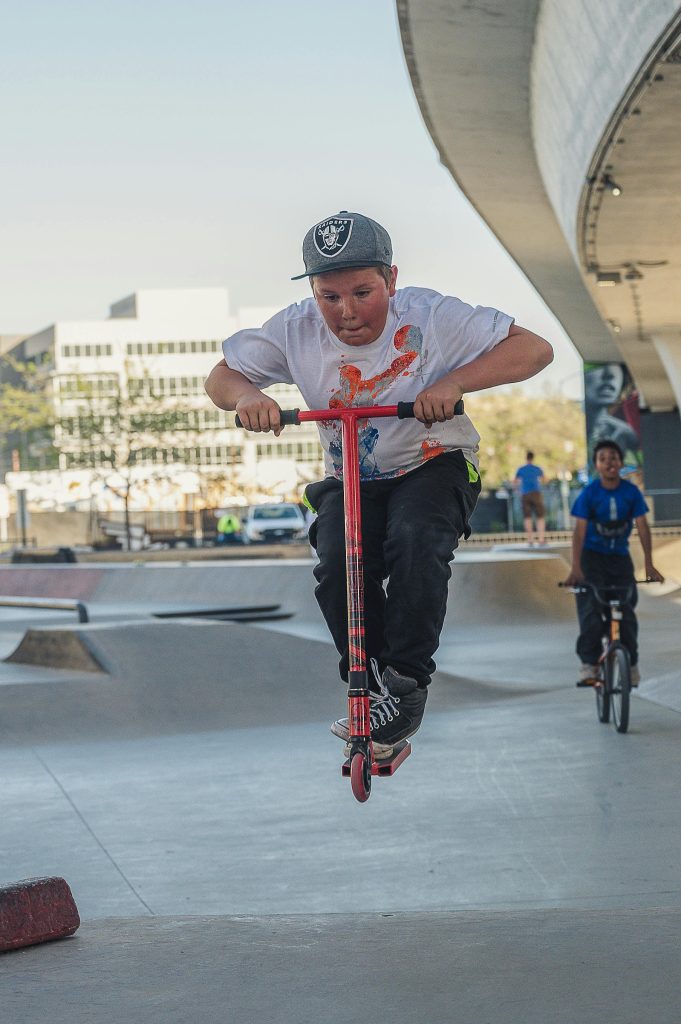 niño+con+patinete