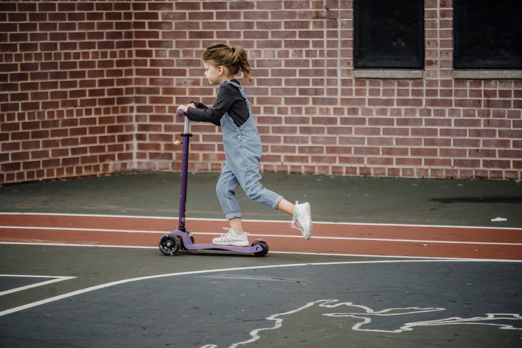 niña+patinete